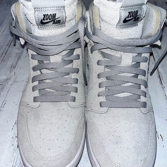 SWEET!!Worn 1x Jordan One’s Zoom Air Comfort Gray w/ Silver. Women’s size 10.5 - Picture 8 of 10